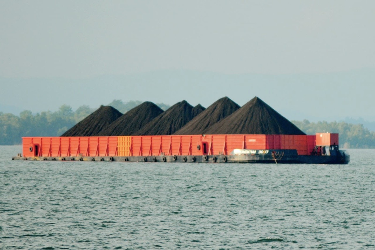 Tongkang: Tulang Punggung Logistik Maritim Indonesia